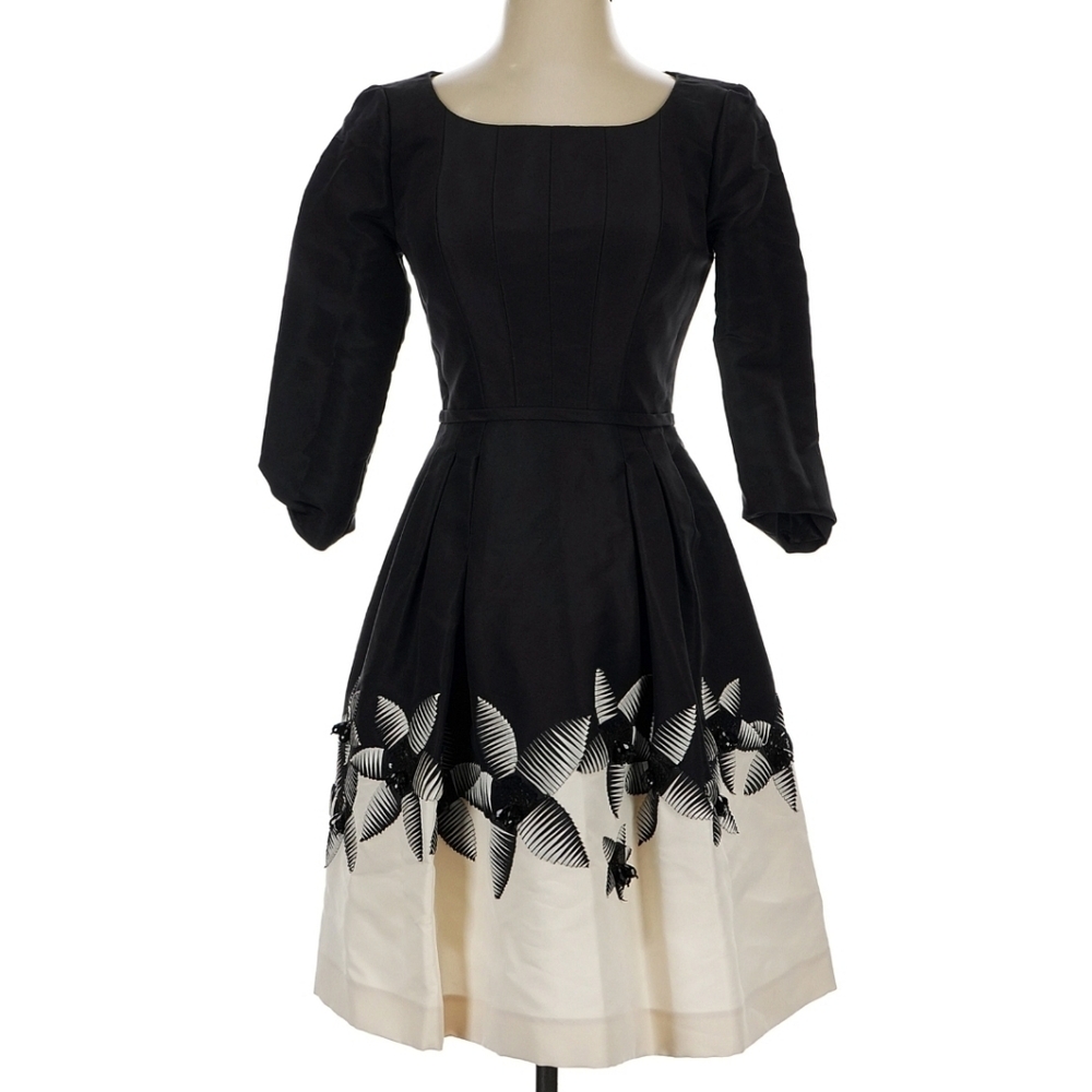 Carolina Herrera Black and Cream Floral-Hem Long Sleeve Silk Formal Dress (US4)